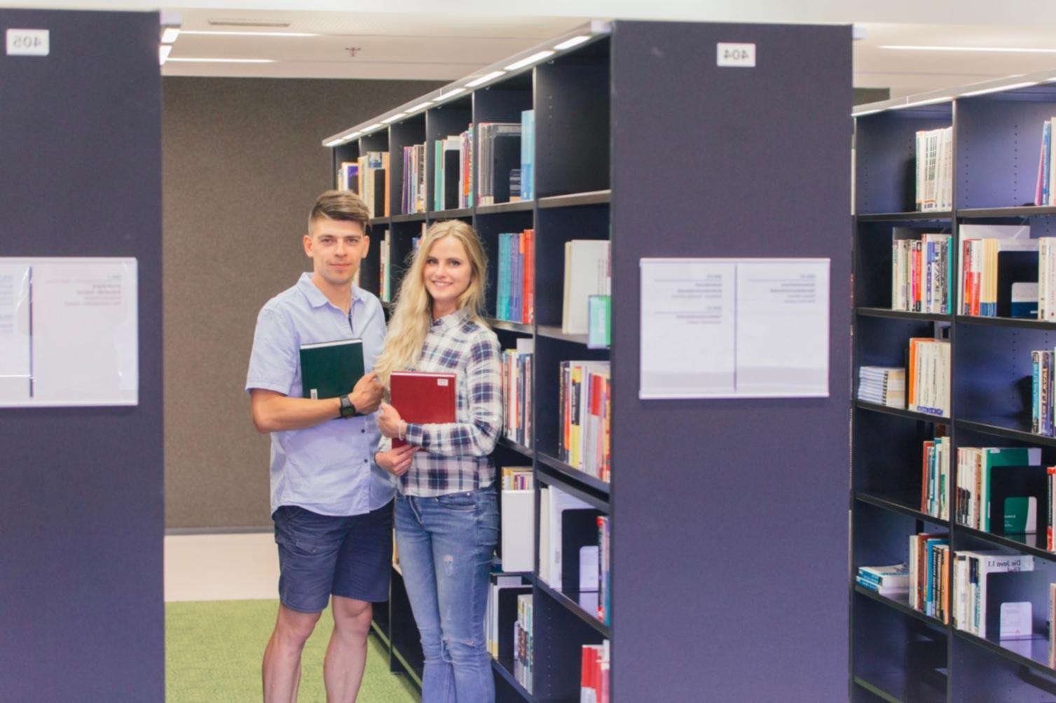 Estudiante analizando datos financieros en ordenador portátil con gráficos de rendimiento