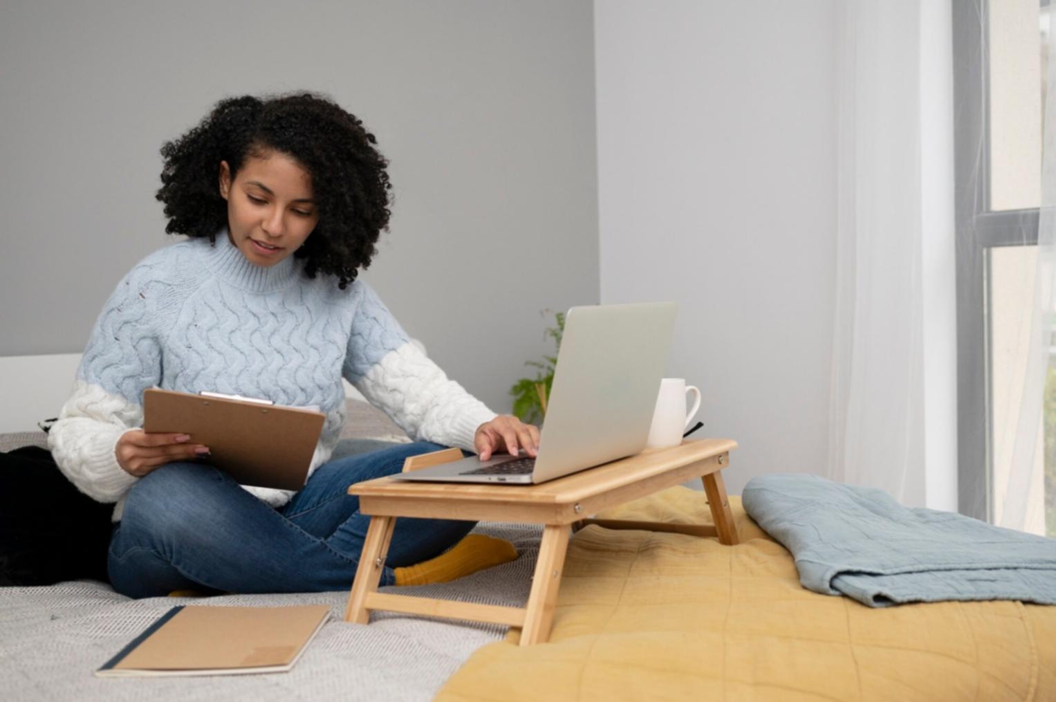 Espacio de estudio organizado con elementos de productividad